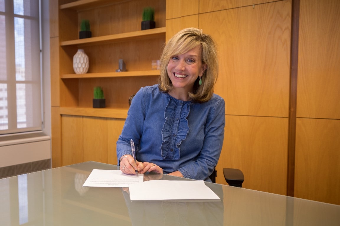 Executive Vice President – Chief People Officer Beth Nigut signs the Employers for Pay Equity Consortium’s White House Equal Pay Pledge.